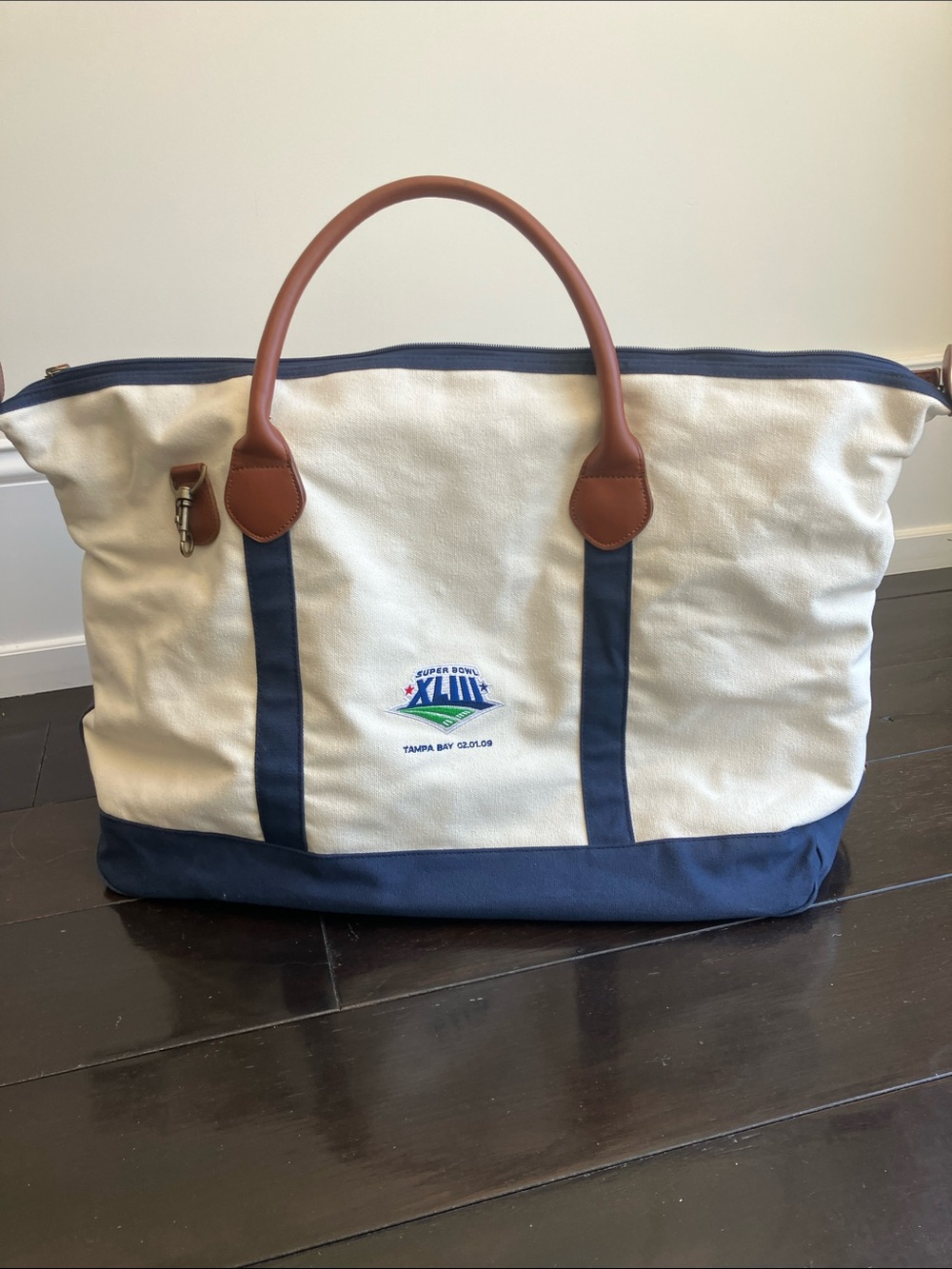 2009 NFL Super Bowl Tampa FL Faux Leather & Canvas Collectors Weekender Bag